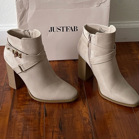 Carol Block Heeled Bootie, eggshell color, size 8 - Picture 3 of 7